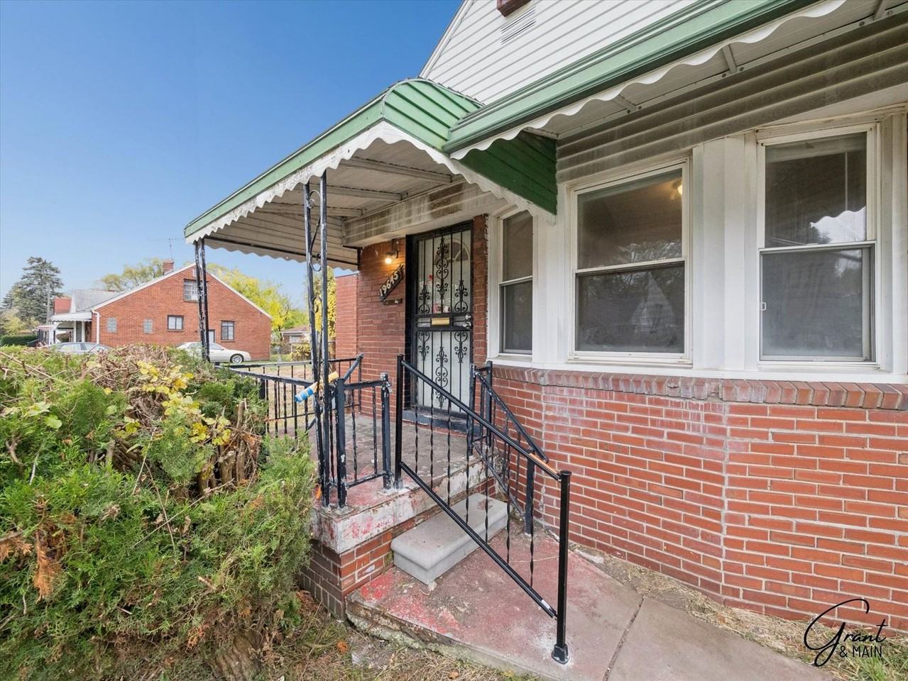 19645 Syracuse St - Photo 2 of 30