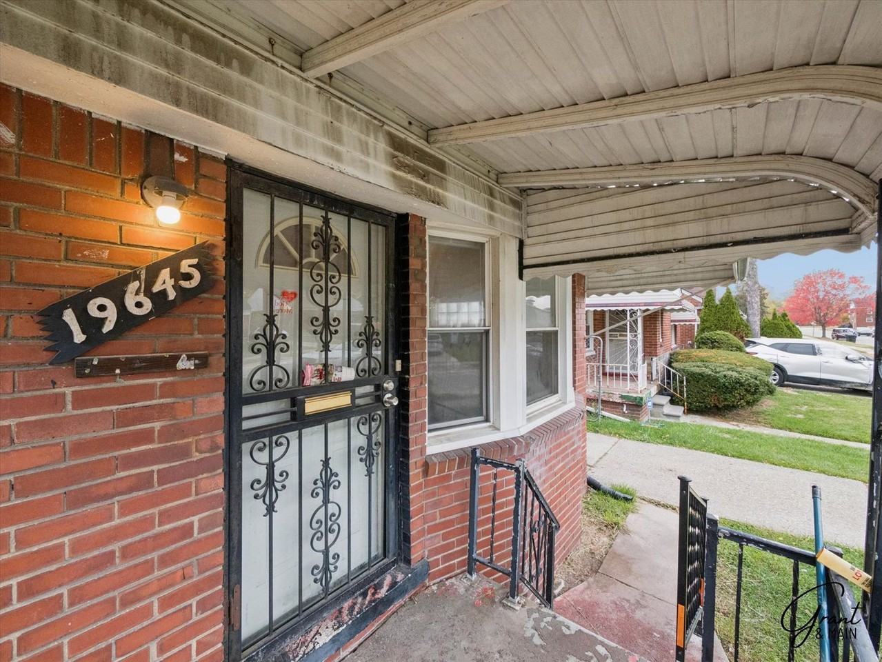 19645 Syracuse St - Photo 3 of 30