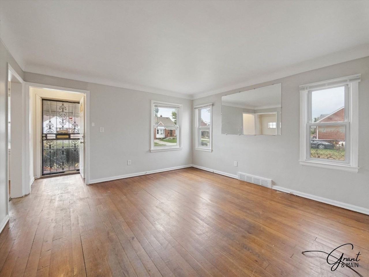 19645 Syracuse St - Photo 5 of 30