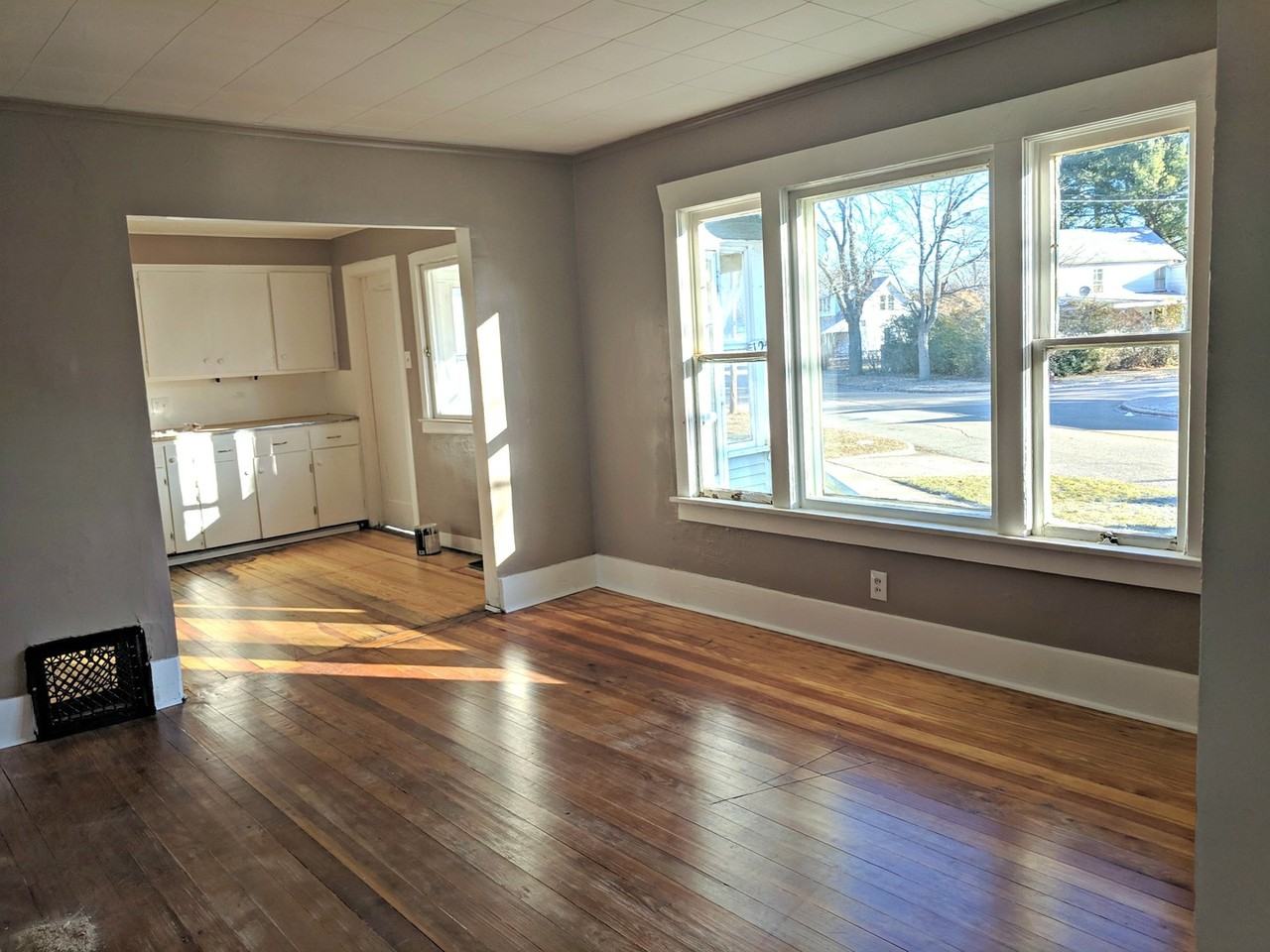 1251 Kenneth St - Photo 2 of 9