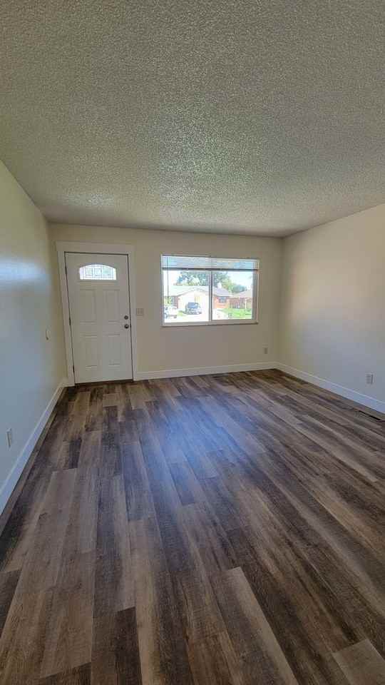 410 E 22nd Pl - Photo 5 of 14