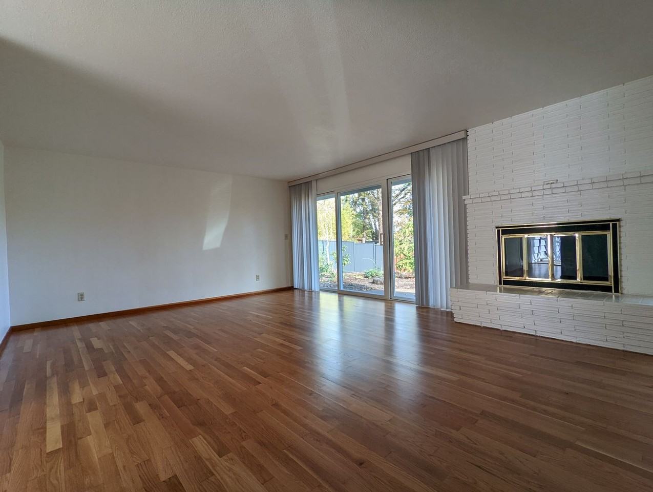 245 E 36th Ave - Photo 3 of 26