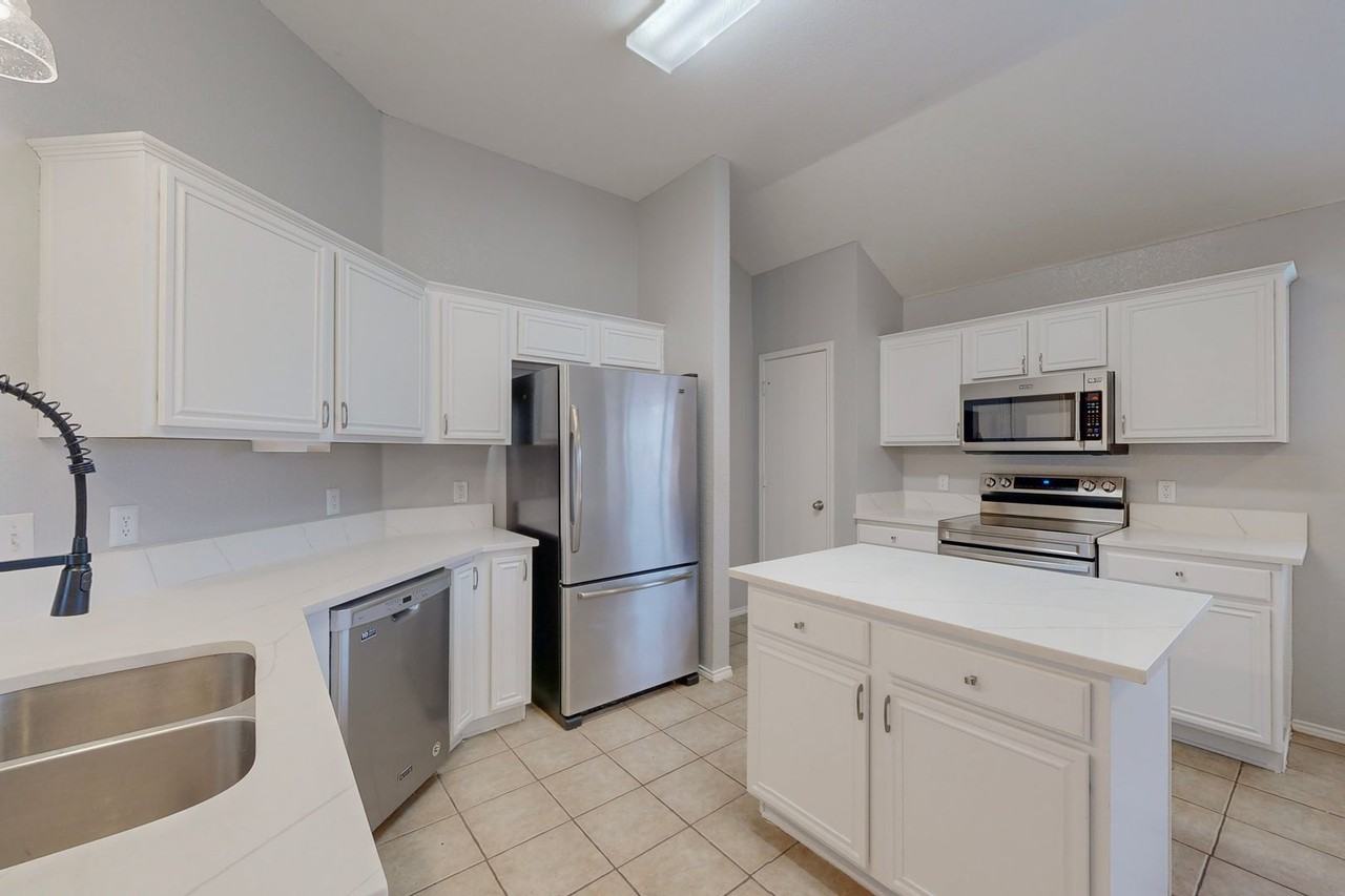 7218 Maplewood Dr - Photo 7 of 37