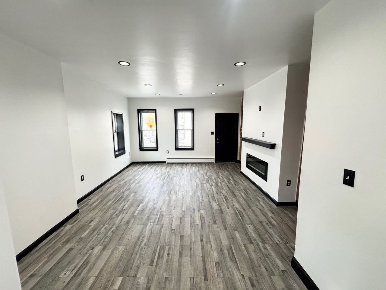 509 E Strawberry St - Photo 4 of 19