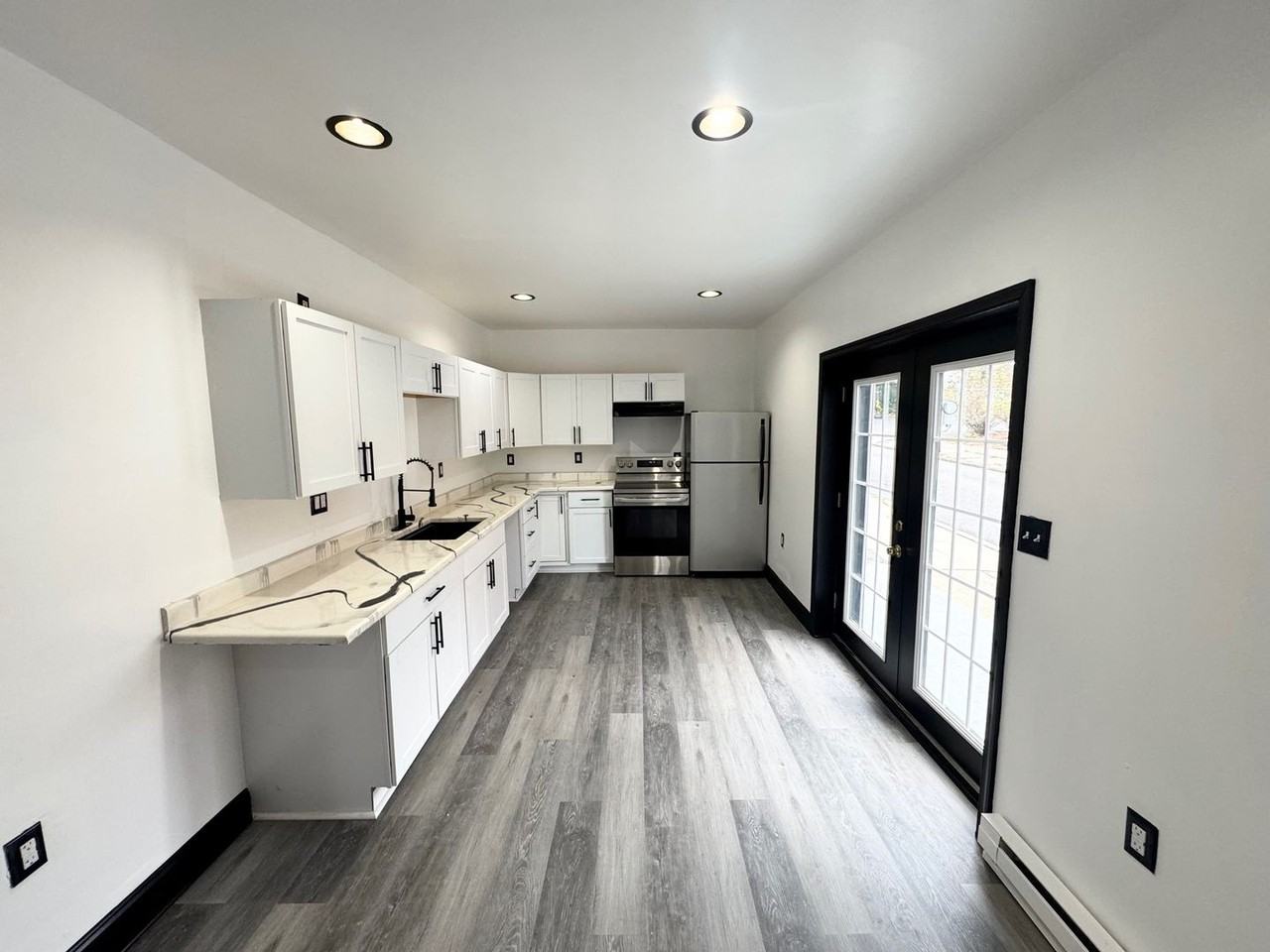 509 E Strawberry St - Photo 5 of 19