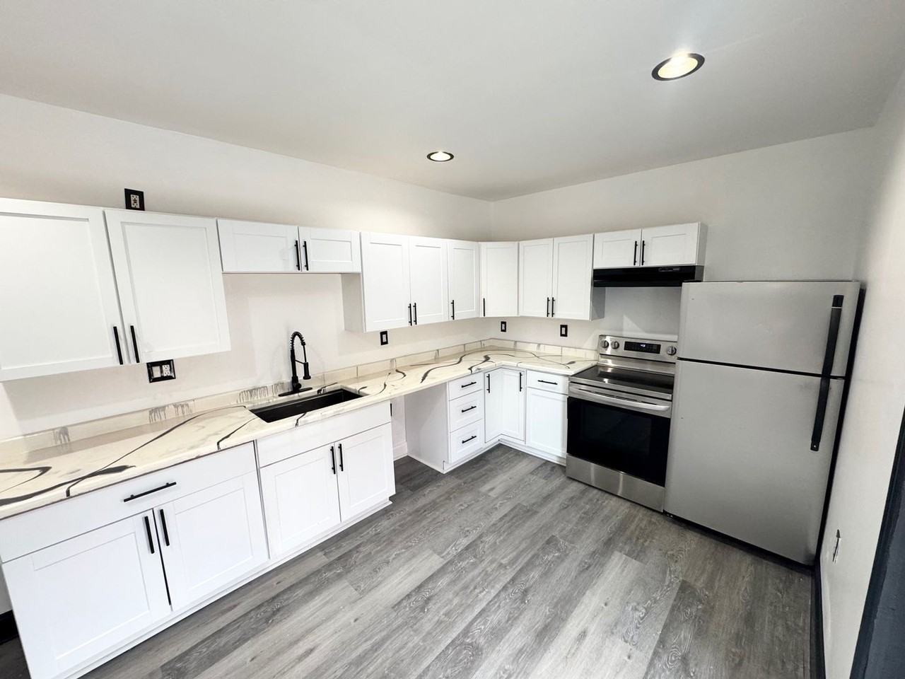 509 E Strawberry St - Photo 6 of 19