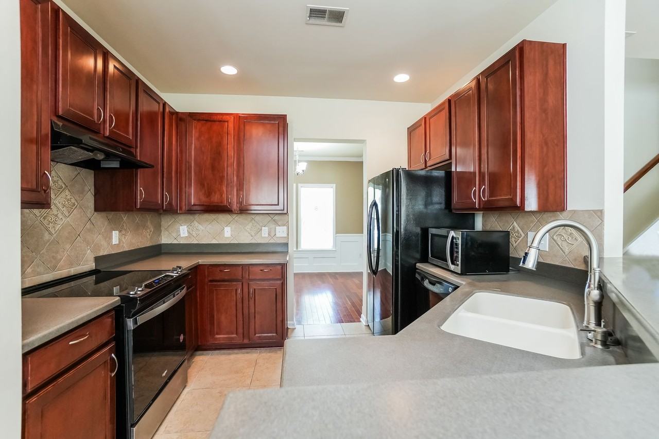 614 Parkwood Drive - Photo 7 of 18