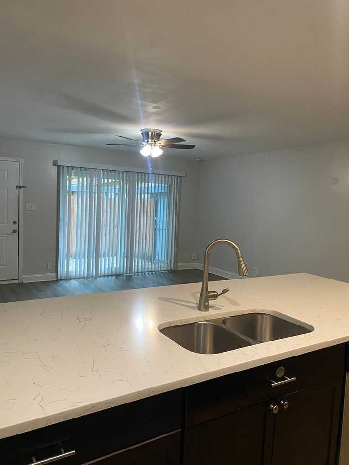 VILLAS AT ALAMO HEIGHTS - Photo 4 of 21