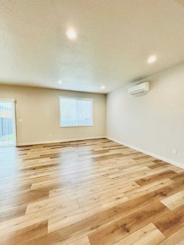 2434 Leonard Ln - Photo 3 of 15