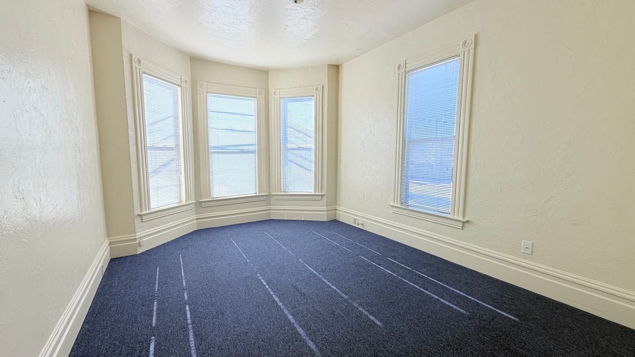 1545 Lincoln Ave - Photo 4 of 12