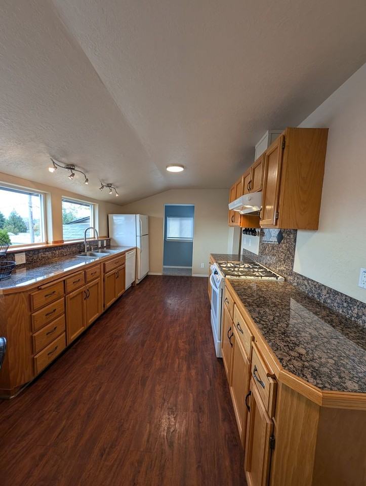 657 Pleasant Ave - Photo 7 of 41