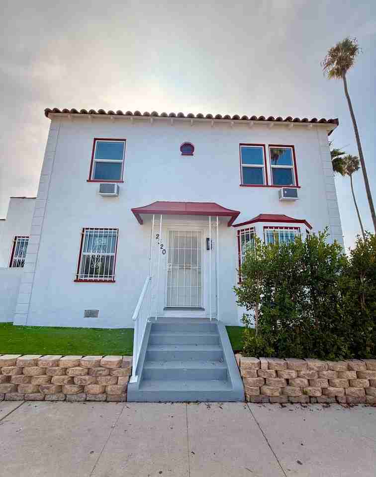 2320 W 39th St - Photo 3 of 50