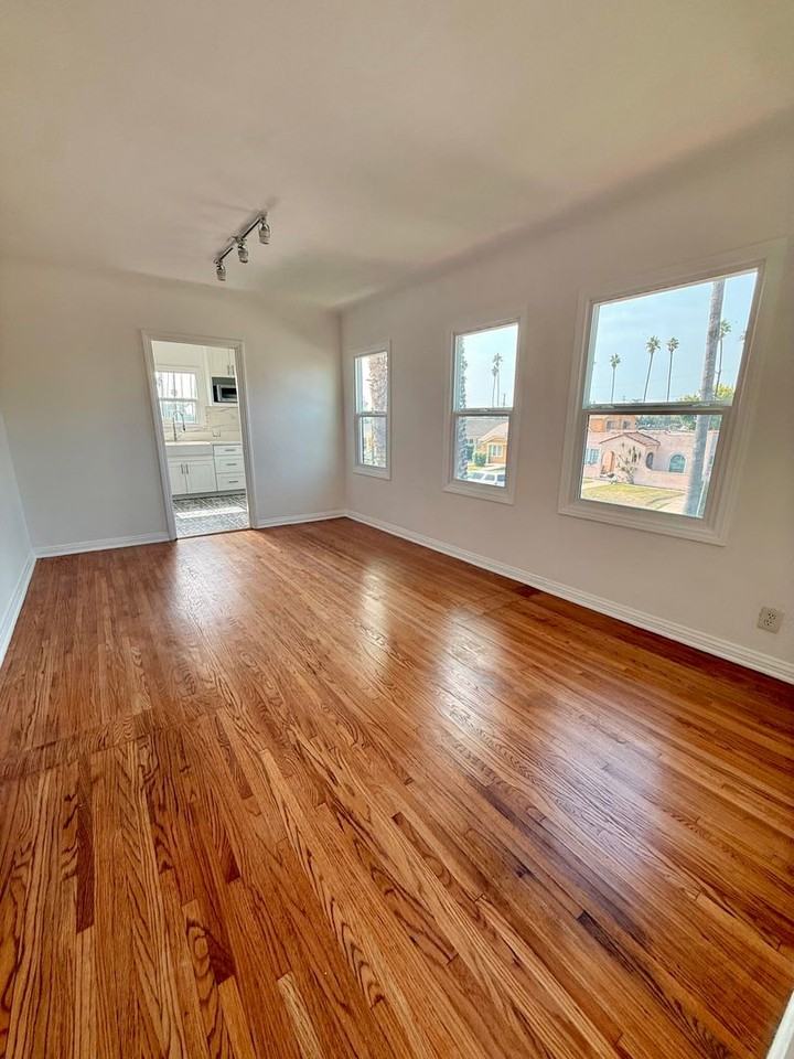 2320 W 39th St - Photo 7 of 50