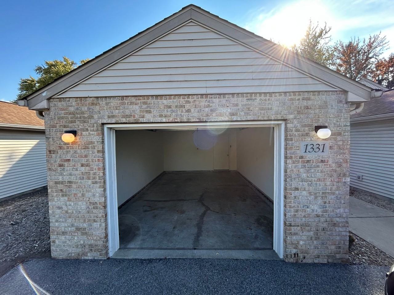 1331 Lake Charles Ave - Photo 2 of 15