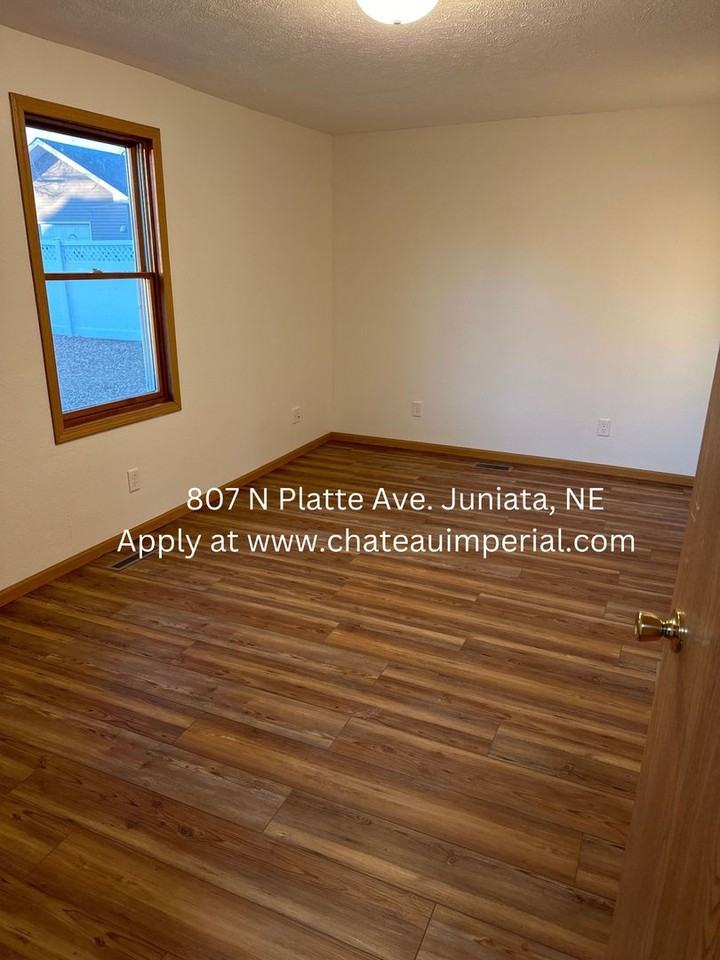 807 N Platte Ave - Photo 2 of 15