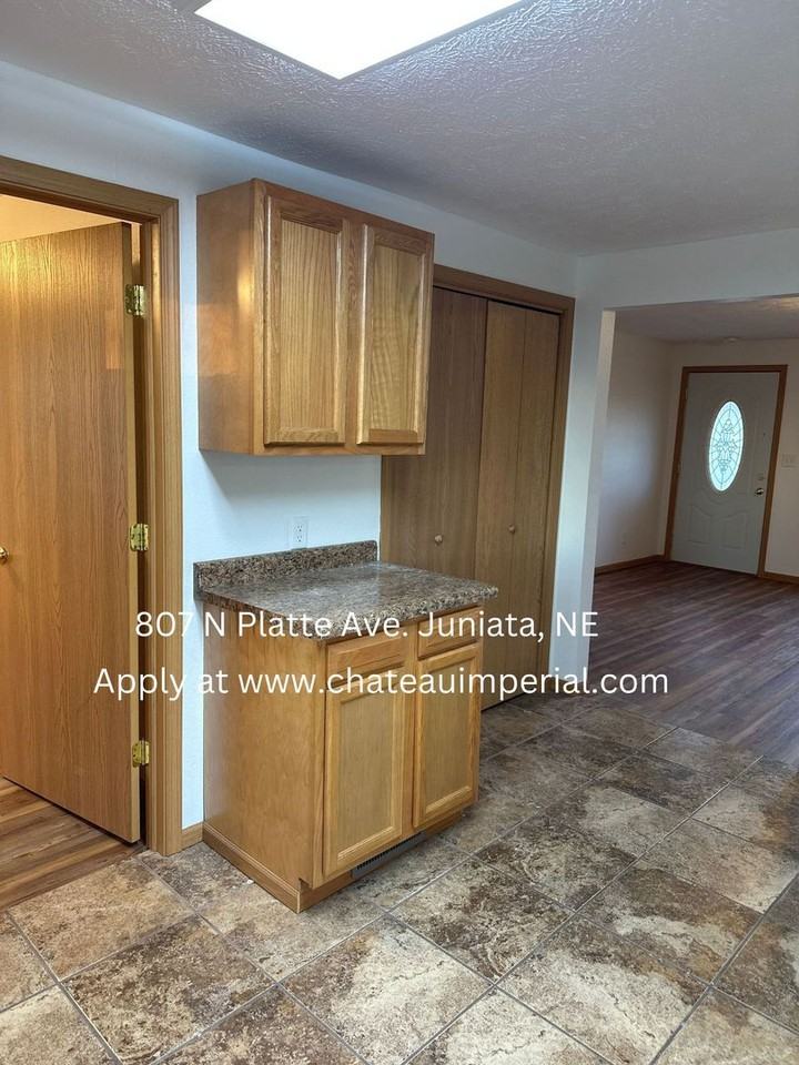 807 N Platte Ave - Photo 3 of 15