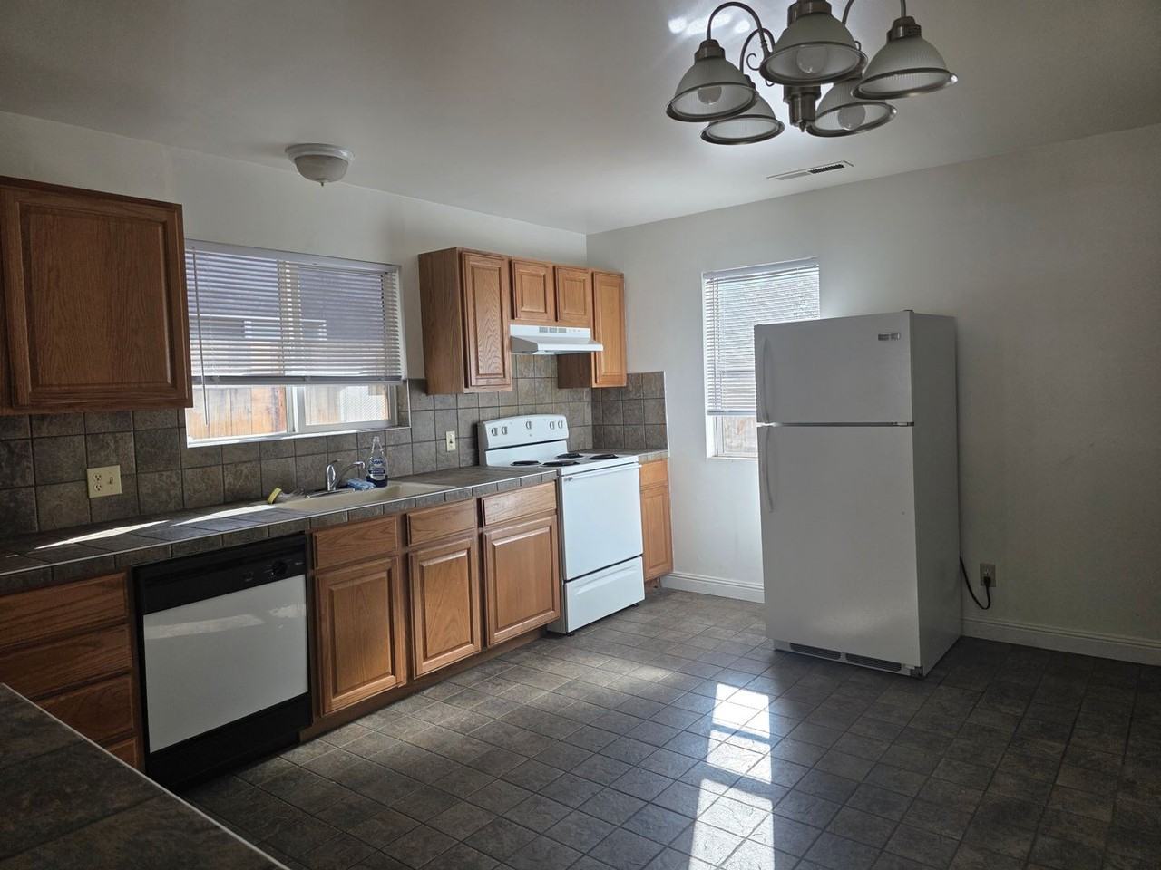 919 E Fifth St - Photo 5 of 9