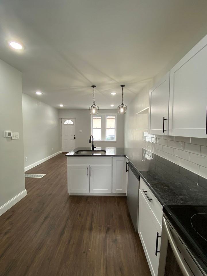 617 Bay St - Photo 3 of 12