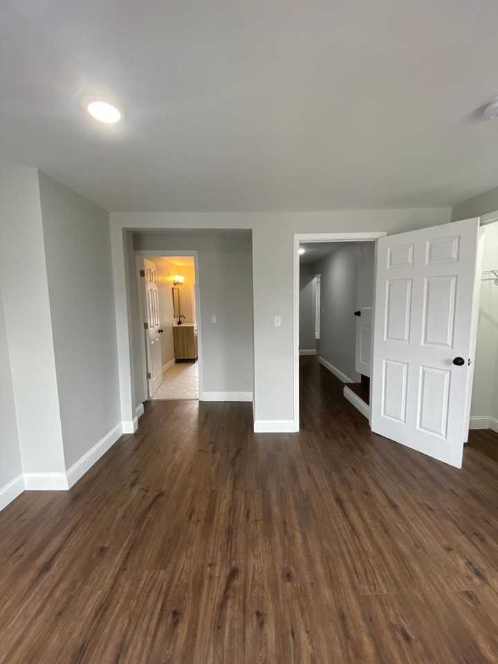 617 Bay St - Photo 7 of 12