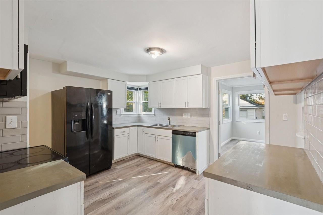 5732 E 141st St - Photo 6 of 28