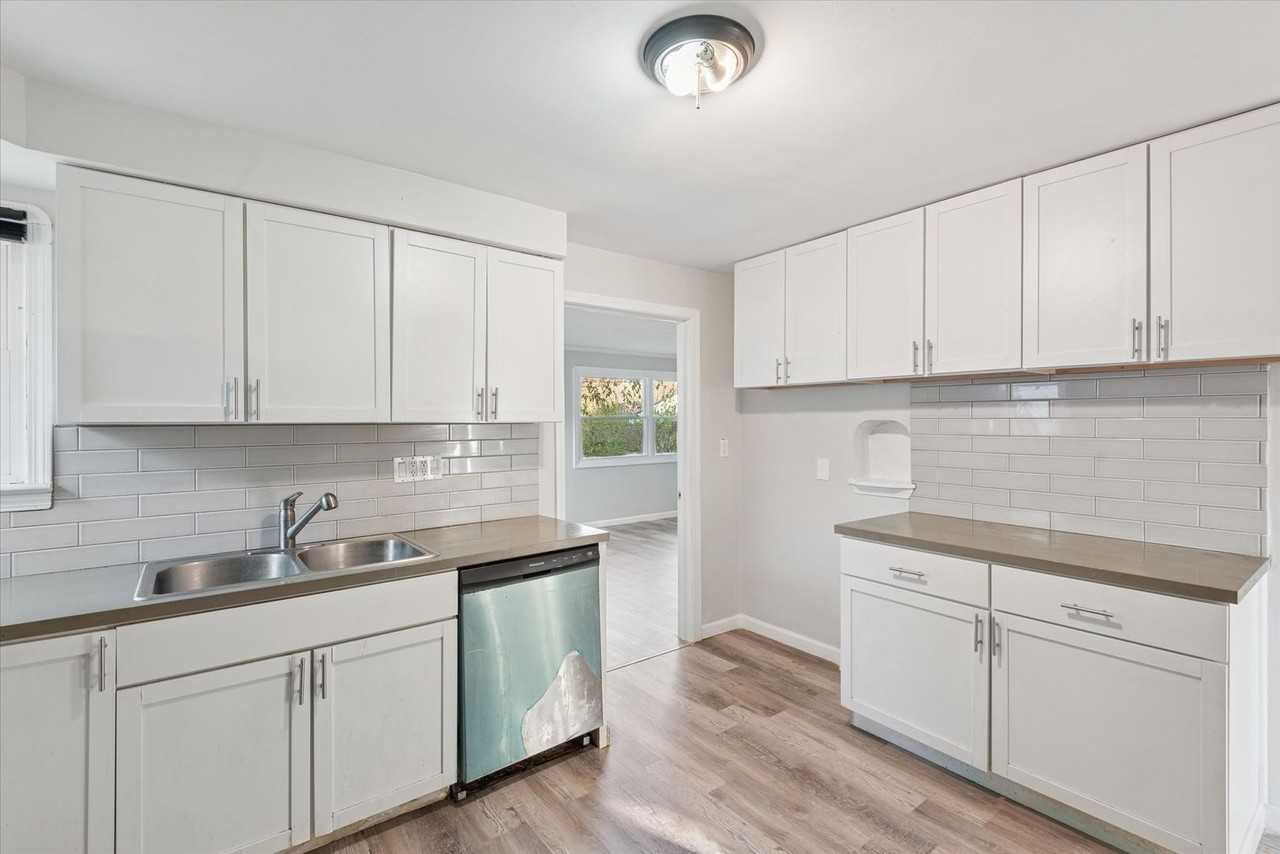 5732 E 141st St - Photo 7 of 28