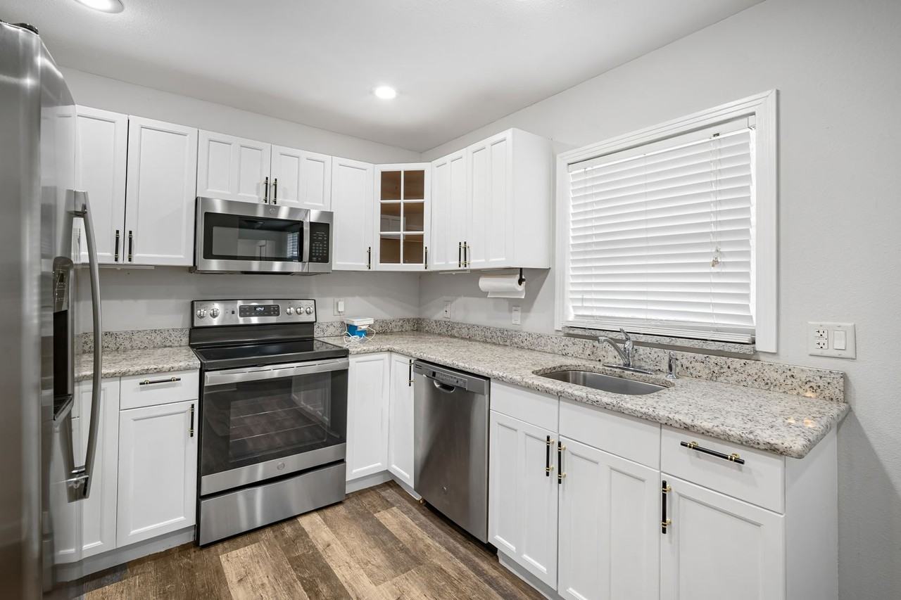 1605 W Knollwood St - Photo 7 of 18