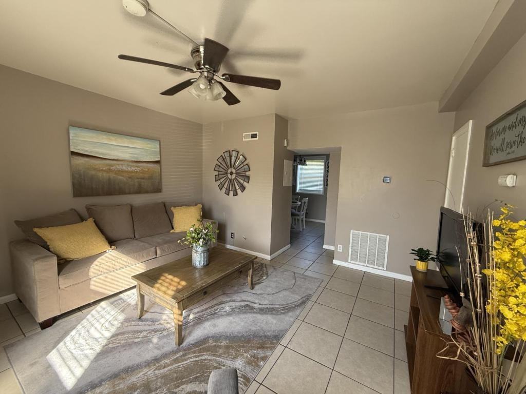 1802 La Salle Place - Photo 4 of 21