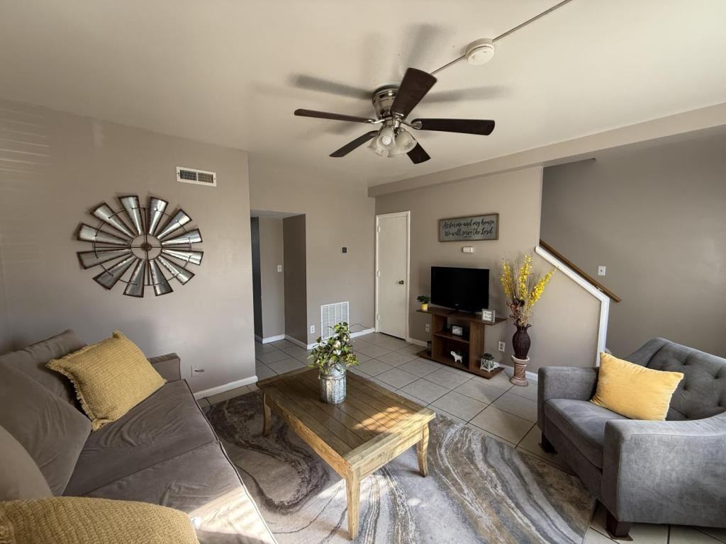 1802 La Salle Place - Photo 5 of 21