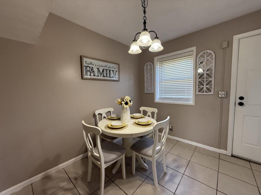 1802 La Salle Place - Photo 7 of 21