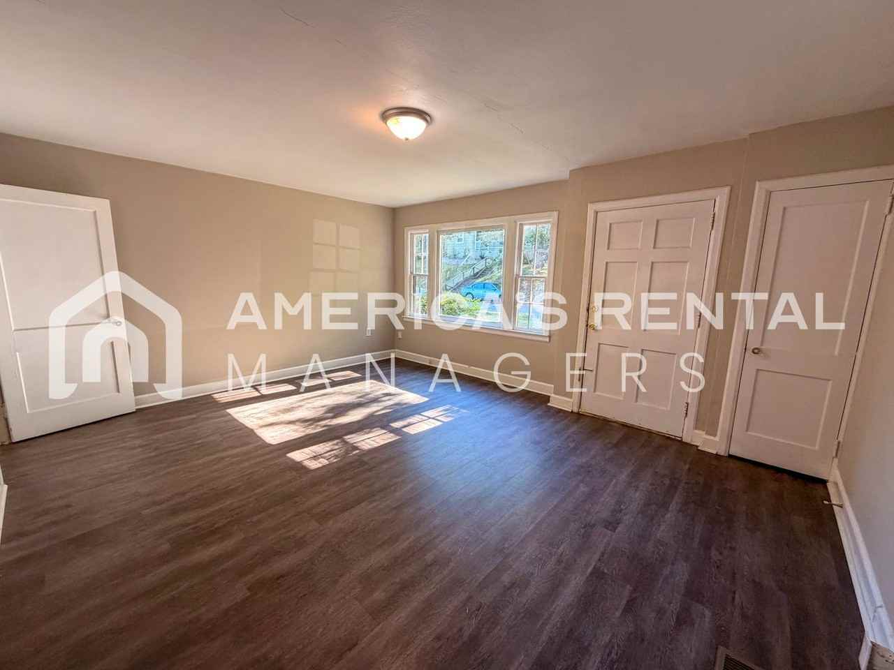 1537 Bacon Ave - Photo 4 of 14