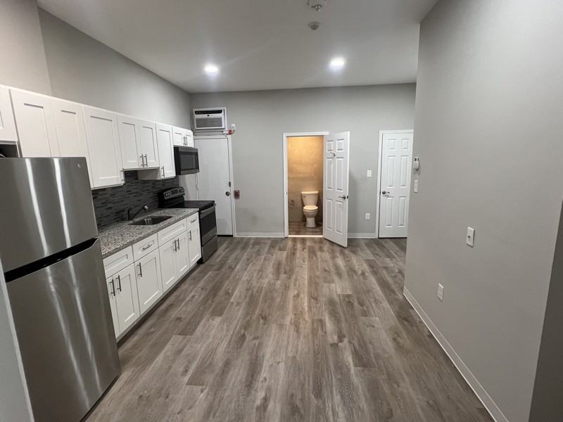 7038 Woodland Ave #1F - Photo 3 of 12