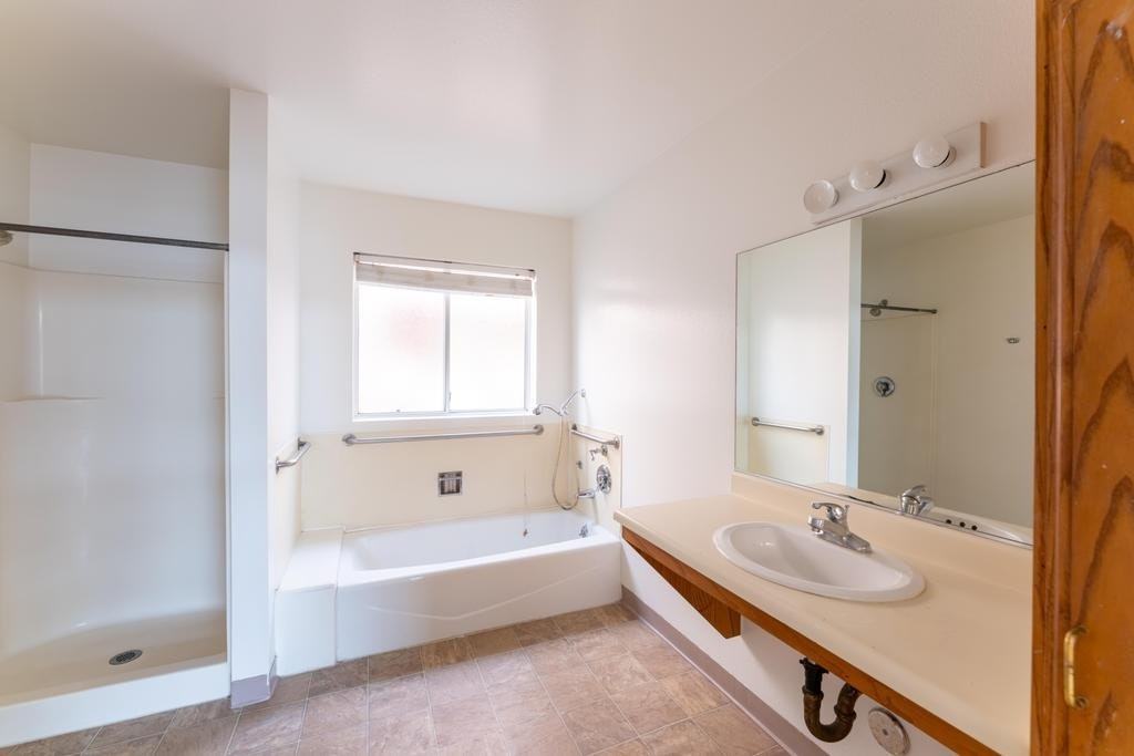 11508 Moorpark Street, Unit D - Photo 5 of 9