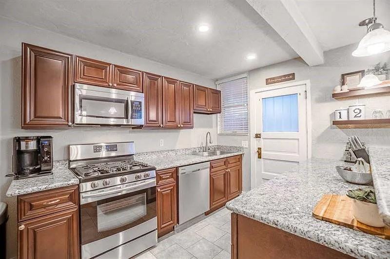 4200 Geneva Street - Photo 6 of 17