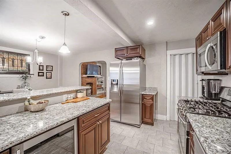 4200 Geneva Street - Photo 7 of 17