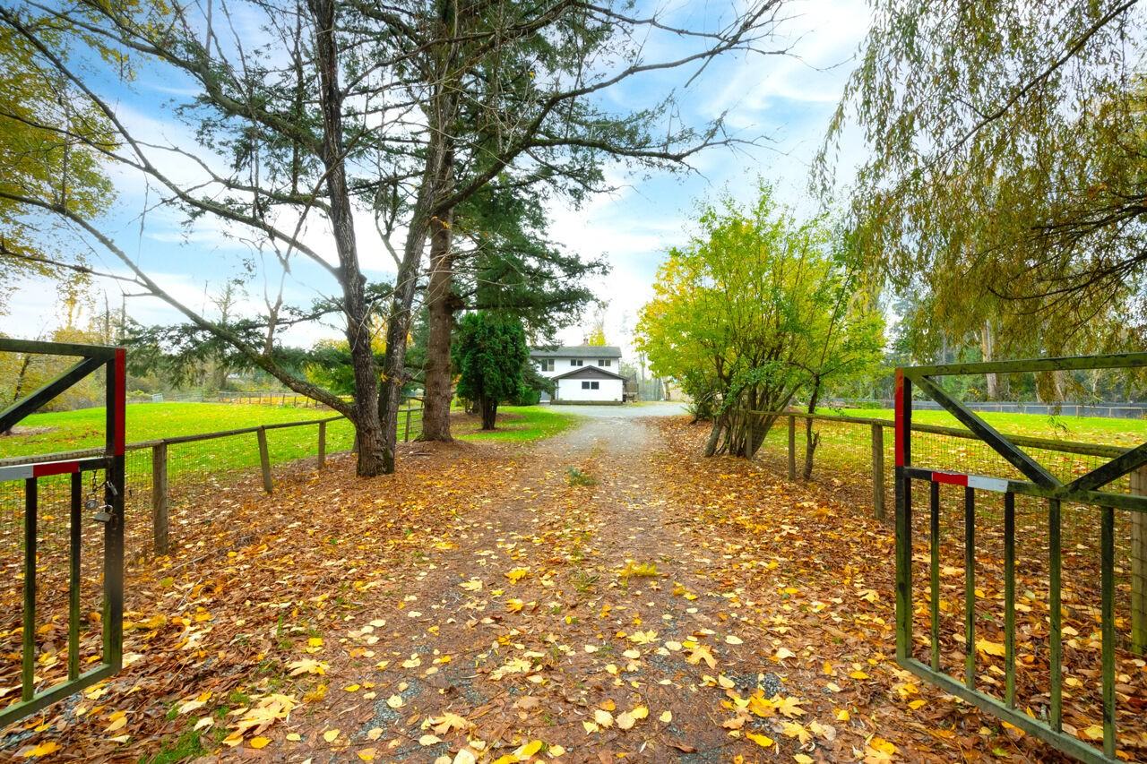 25450 Robertson Crescent - Photo 2 of 39