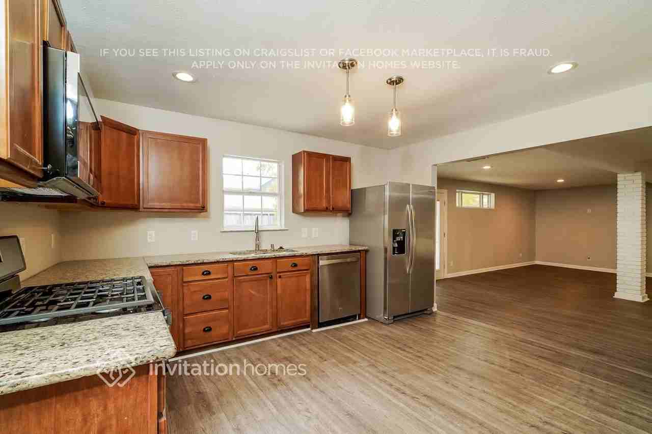 221 Ellis St - Photo 7 of 17