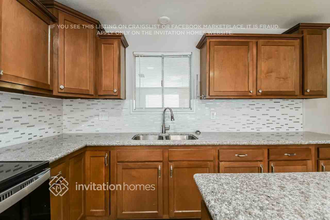 14826 North 38th Street - Photo 6 of 16