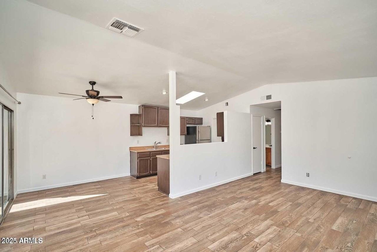 2701 W Temple St - Photo 3 of 27