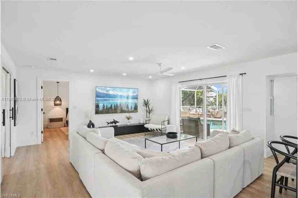 444 N Barfield Dr - Photo 5 of 44