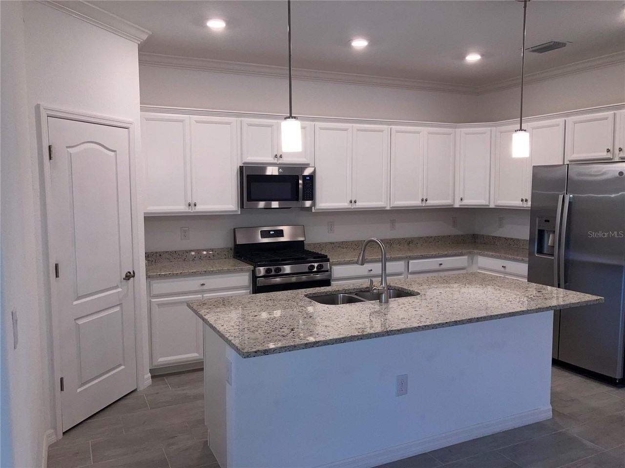 6511 Clairborne Ln - Photo 3 of 12