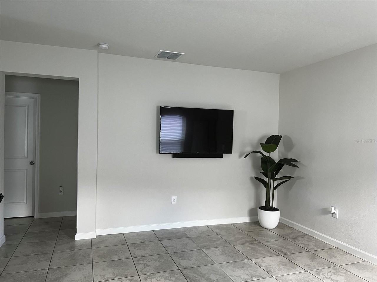 1517 Majestic Lane - Photo 4 of 7