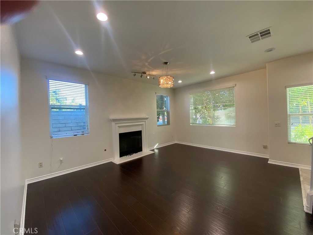 19303 Cohasset St - Photo 2 of 30