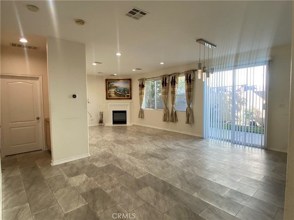 19303 Cohasset St - Photo 5 of 30