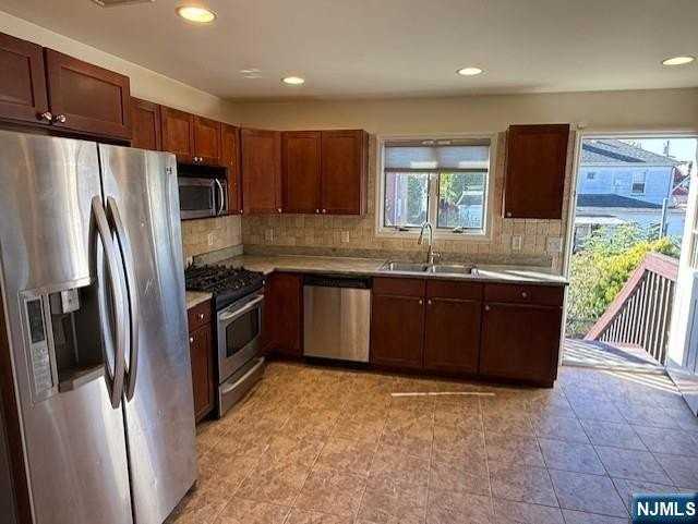 440 Lawton Ave - Photo 7 of 21