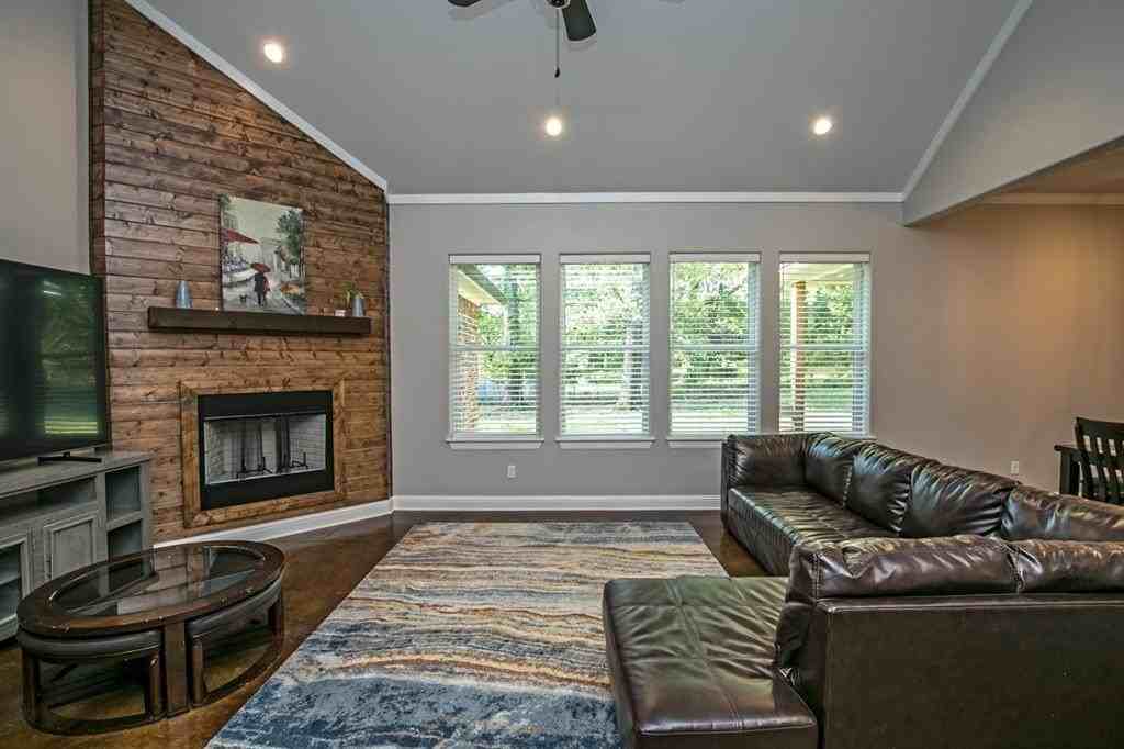 18310 Timber Oaks Drive - Photo 3 of 33
