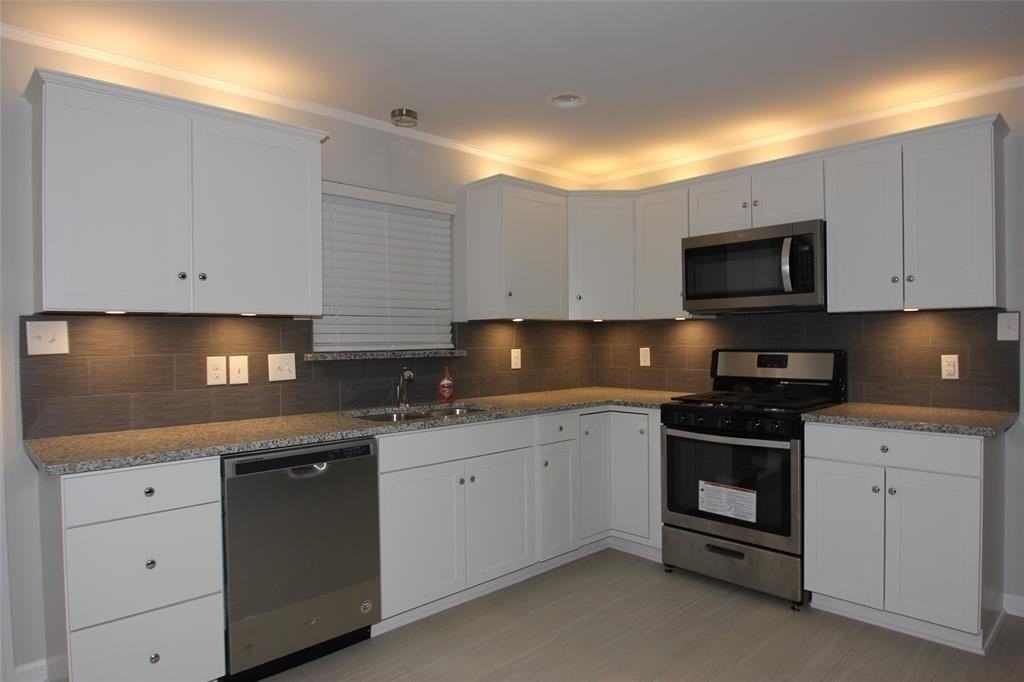 1606 Haddock St - Photo 6 of 23