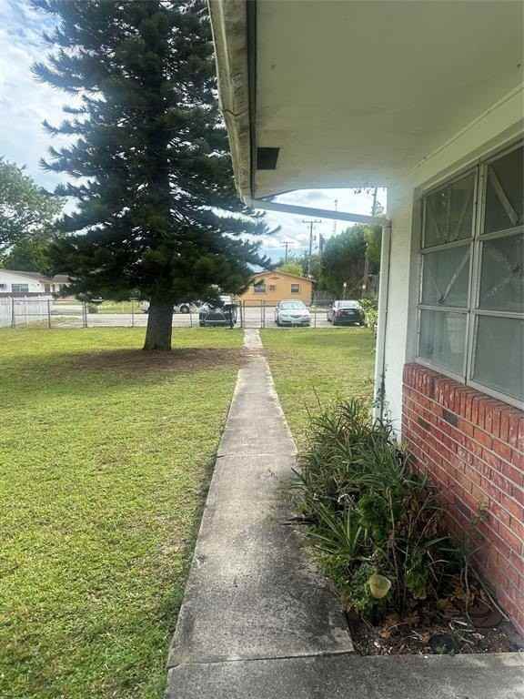 5925 Southwest 27th Street - Photo 3 of 12