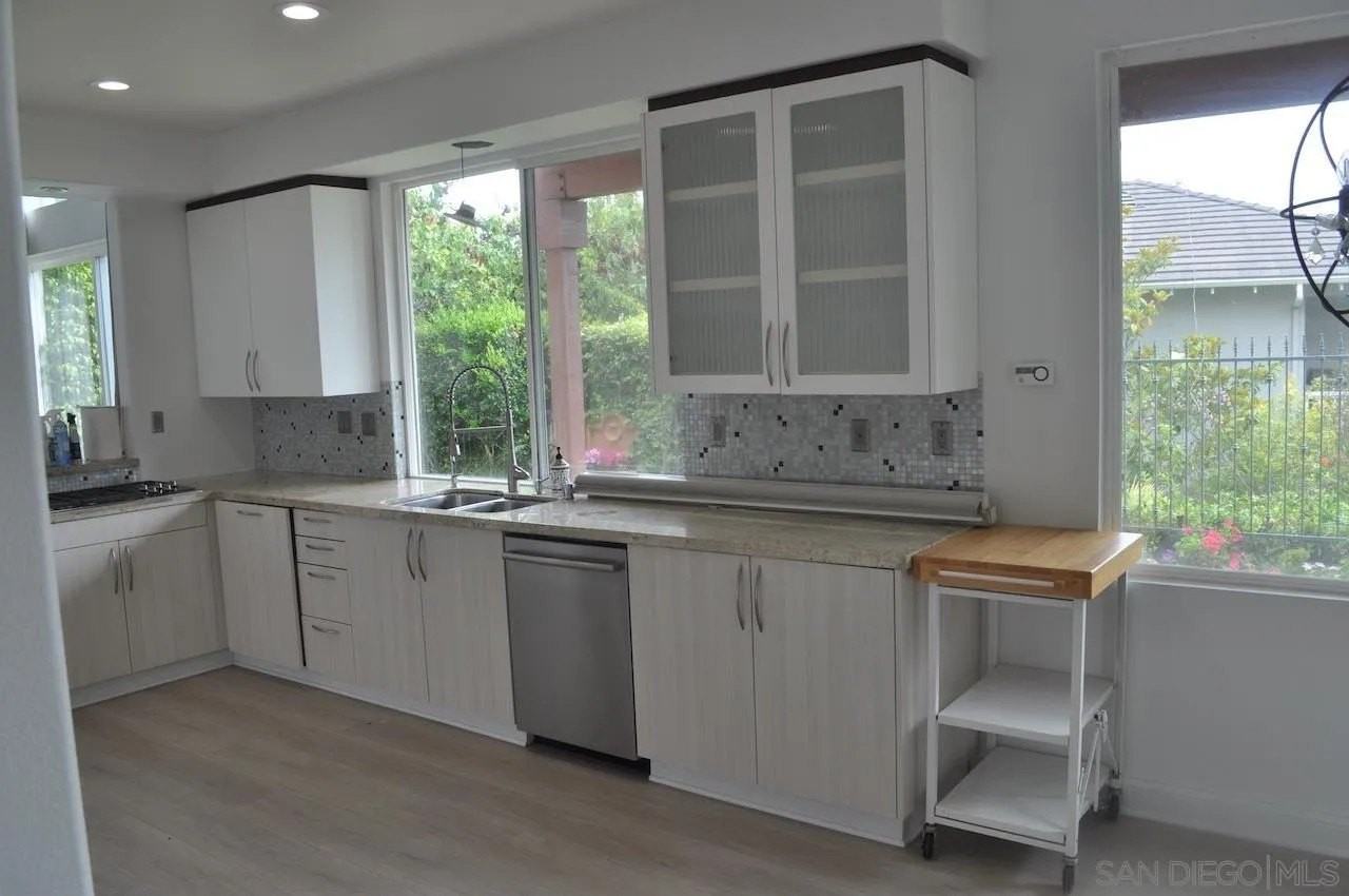 6135 Glennchester Row - Photo 4 of 26