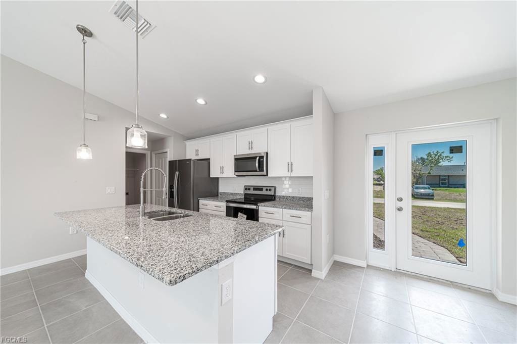 2122 Nw 9th Ave - Photo 3 of 8