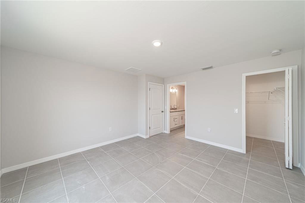 2122 Nw 9th Ave - Photo 5 of 8